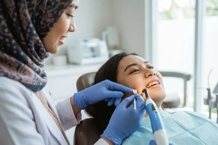 Resin Komposit Gigi: Tambal Rapi Sewarna Gigi Aslimu