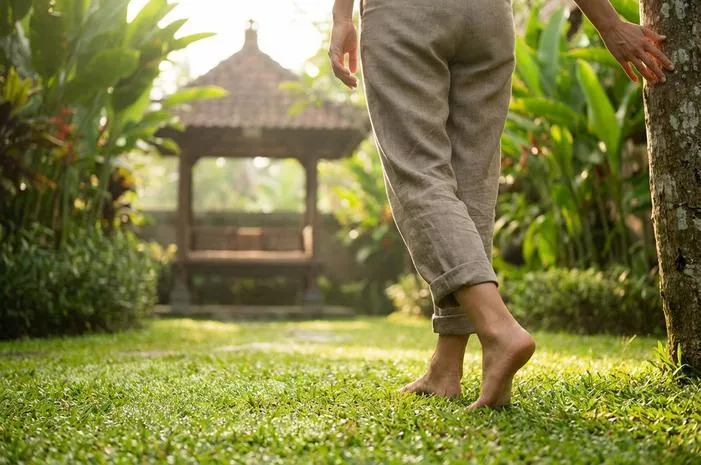 Earthing: Temukan Rahasia Sehat dari Bumi di Kaki