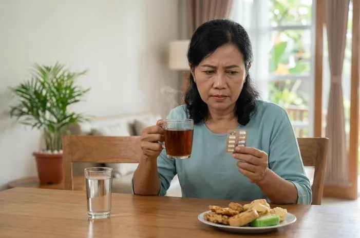 Minum Obat Pakai Teh? Pikir Dua Kali, Ini Faktanya!