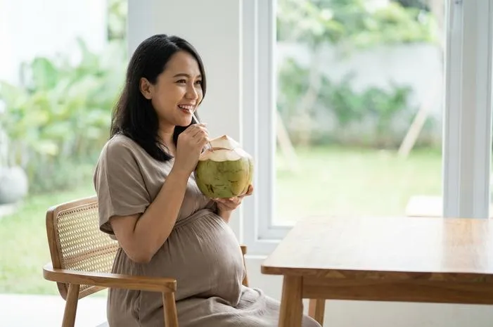 Ibu Hamil Boleh Minum Air Kelapa Muda? Ya, Ini Manfaatnya