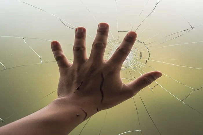 Tangan Berdarah Pukul Kaca: Jangan Panik, Begini Penanganannya