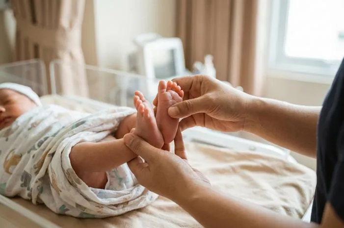 Kaki Bayi Baru Lahir O? Santai Aja, Ini Bedanya dengan Kelainan