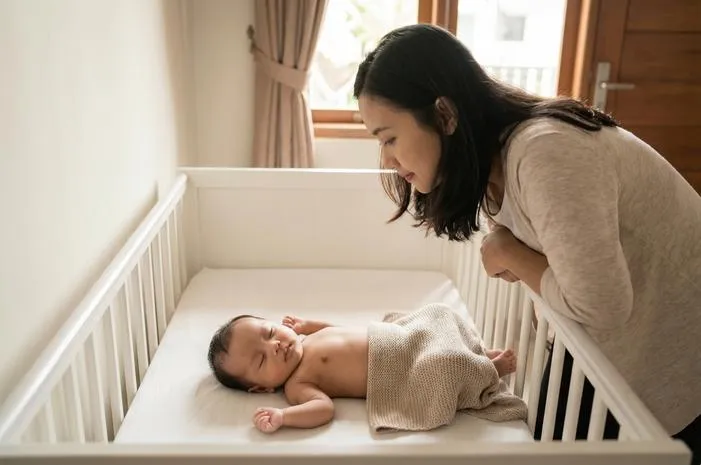 Kapan Bayi Boleh Tidur Miring? Pahami Waktu Aman