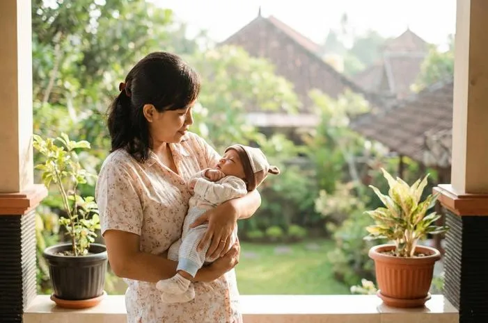 Cara Aman Menjemur Bayi di Pagi Hari