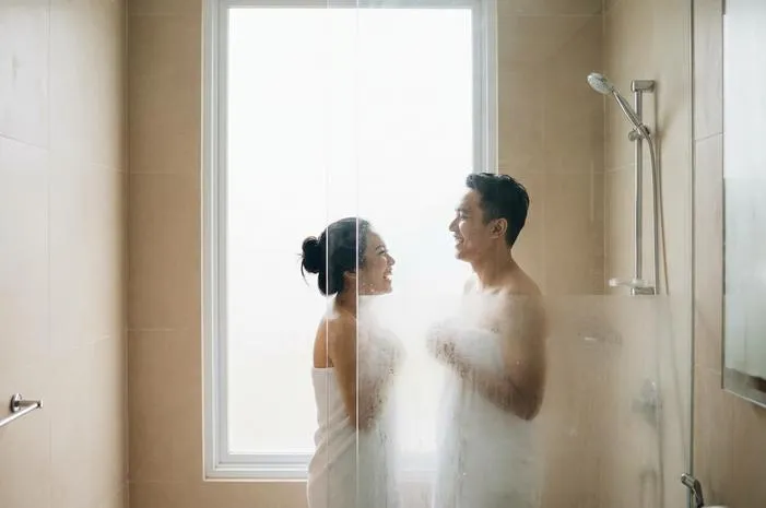 Mandi Bareng Pasangan Bikin Romantis Makin Mesra