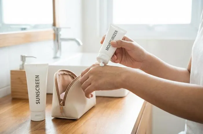 Moisturizer atau Sunscreen Duluan? Jangan Sampai Salah!