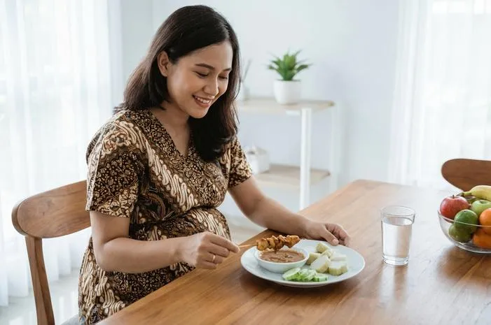 Bumil Makan Sate Ayam? Boleh, Asal Aman dan Matang!