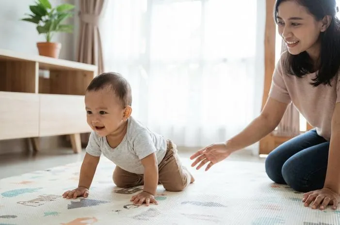 Anak Merangkak Umur Berapa Sih? Cek Perkembangannya!