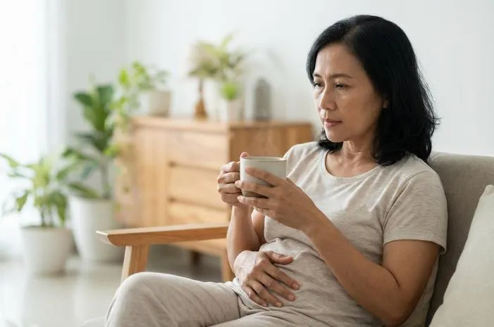 Cek Apakah Minum Air Hangat Bisa Mengecilkan Perut Buncit