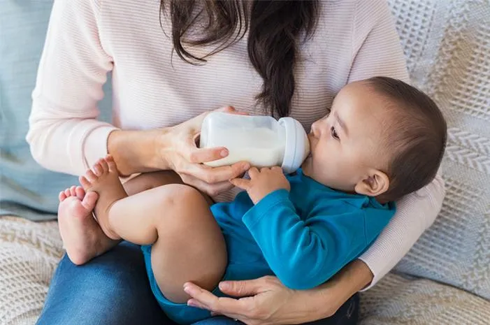 Bayi 4 Bulan Minum Susu Formula: Berapa ML yang Pas?