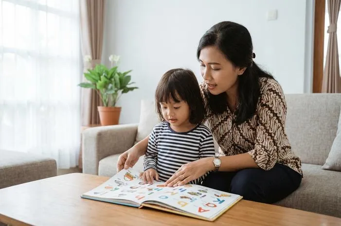 Kenapa Bayi Tidak Boleh Pakai Bantal? Ini Risikonya!