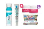 wanita menggunakan skincare untuk menghilangkan bekas jerawat