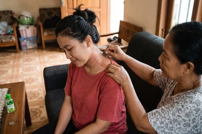 Manfaat dan Cara Aman Melakukan Kerokan Leher Wanita